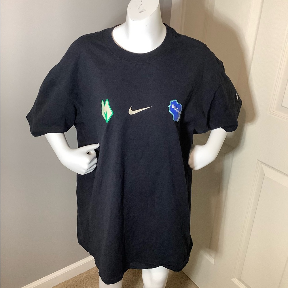 Men Large Milwaukee Bucks The Nike Tee Short Sleeve Shirt